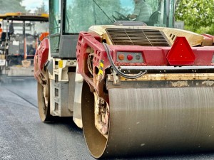 В Биробиджане ремонтируют улицу Индустриальную