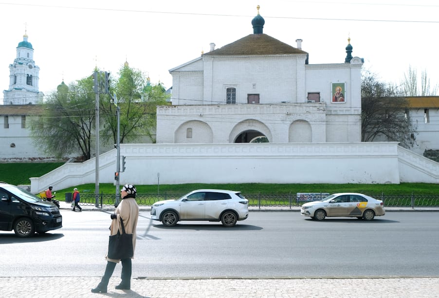 Благодаря нацпроекту обновляется дорога к Астраханскому кремлю