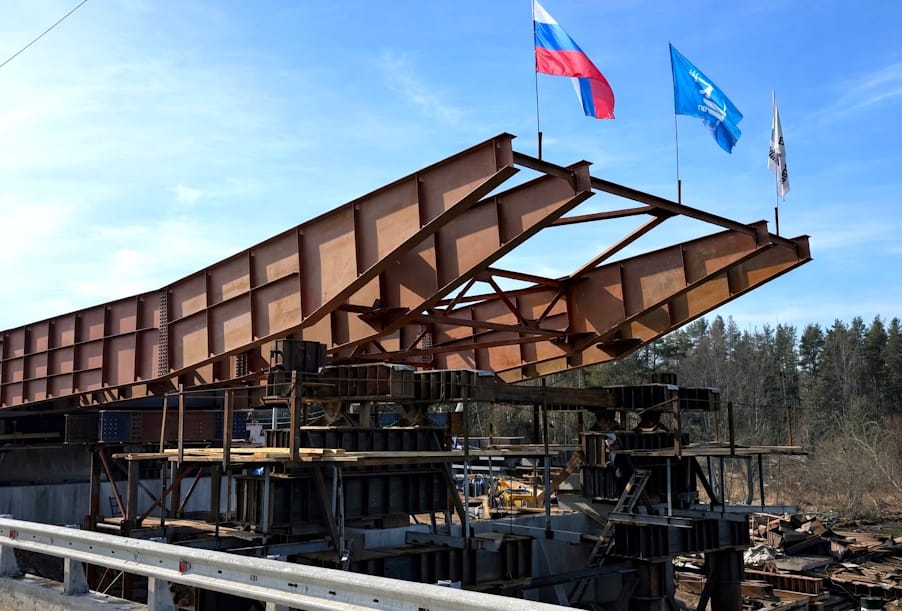 В Ленобласти началась надвижка пролетного строения моста через Лугу